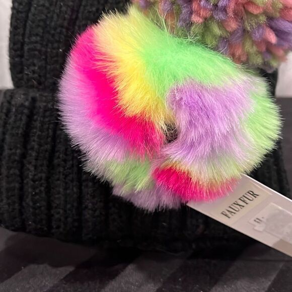 Black PICK-A-Pom Beanie 3 Interchangeable Poms - Picture 3 of 6